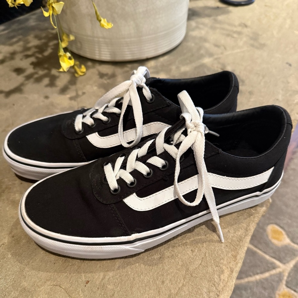 Vans Women’s Classic Black and White Sneakers Sz 8.5 - Picture 8 of 8